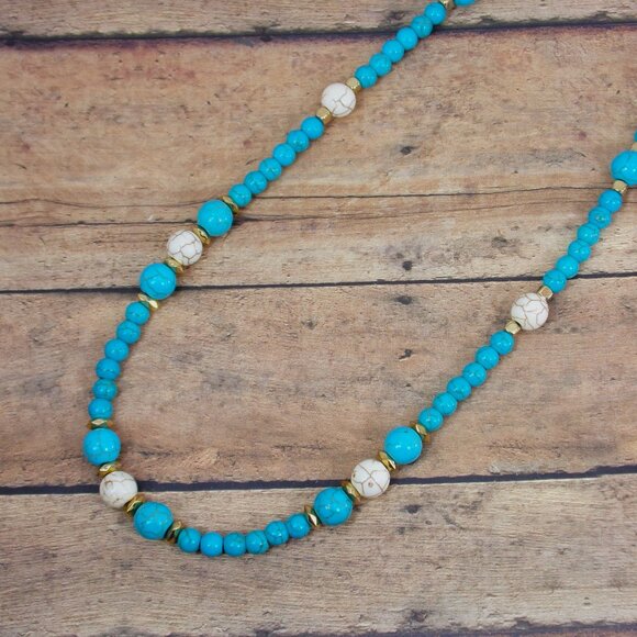 Turquoise and white stone bead necklace mixed with small gold beads. - Picture 7 of 12